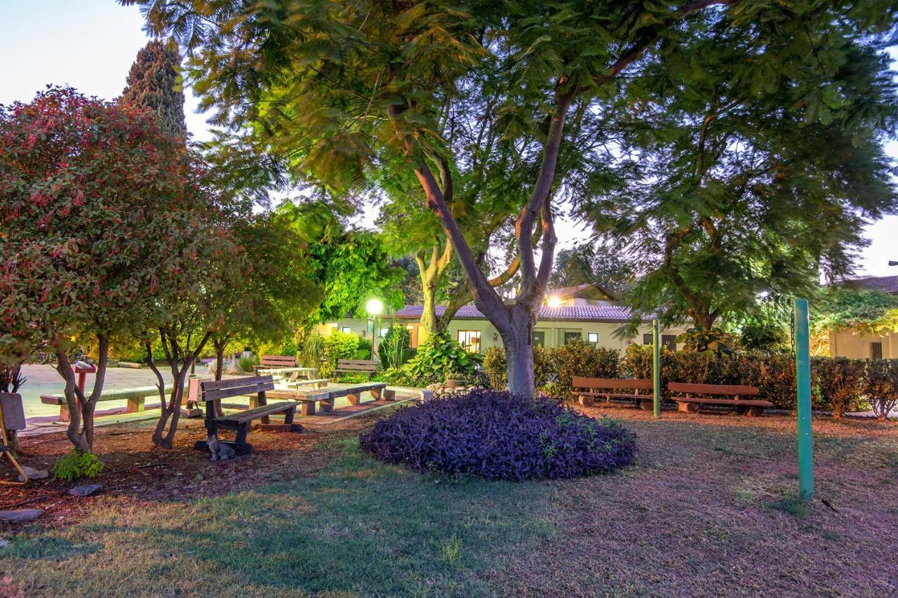 Degania Bet Kibbutz Country Lodging Hotel Kinneret Bagian luar foto