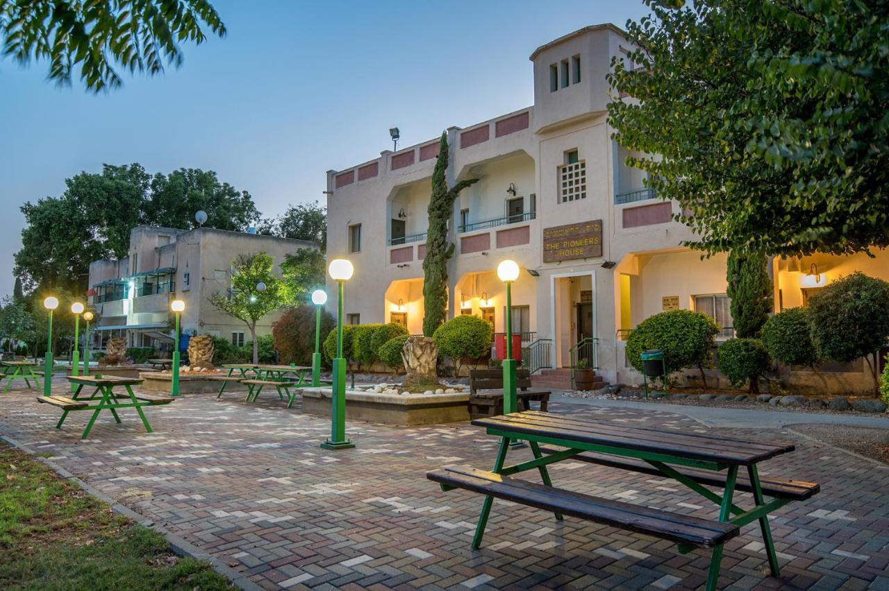 Degania Bet Kibbutz Country Lodging Hotel Kinneret Bagian luar foto